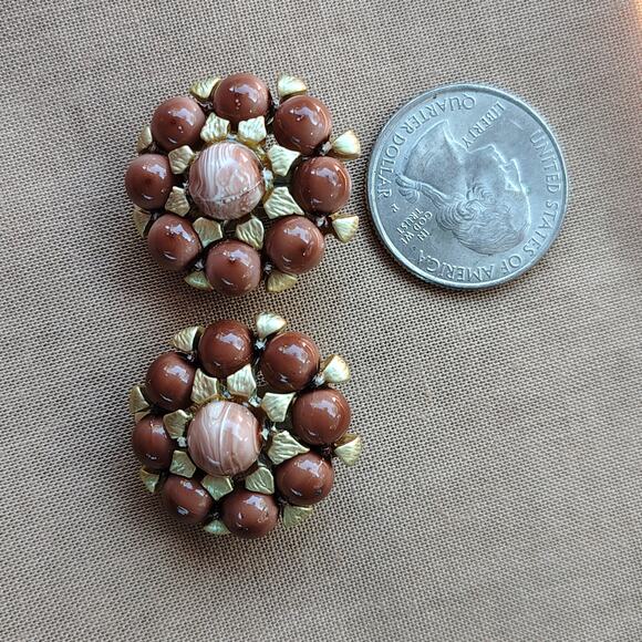 Vintage Beaded Cluster Clip-On Earrings Gold Tone and Brown - Picture 4 of 6